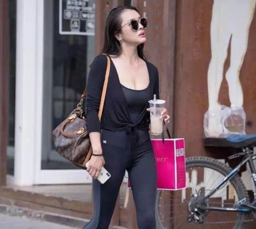 性感紧身打底裤美女，时尚装扮，微微翘起的臀线，尽显女王气质！