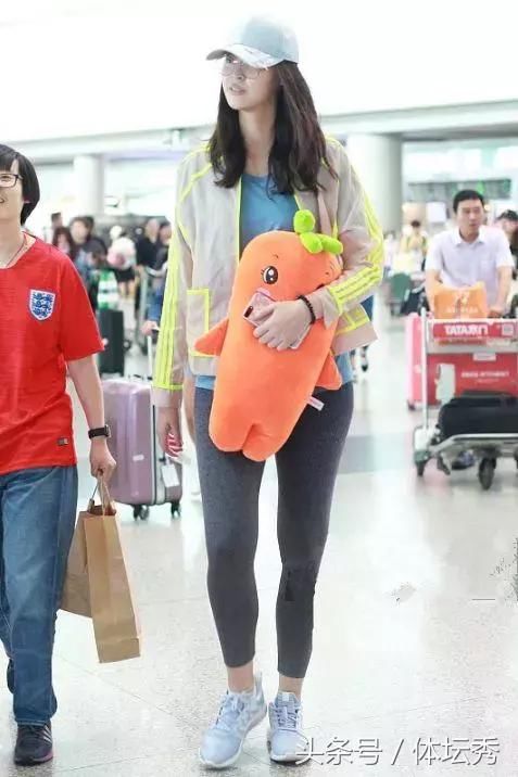 惠若琪这裤子太紧了吧!难怪一直用玩偶挡着，网友:杨臻博赚大了