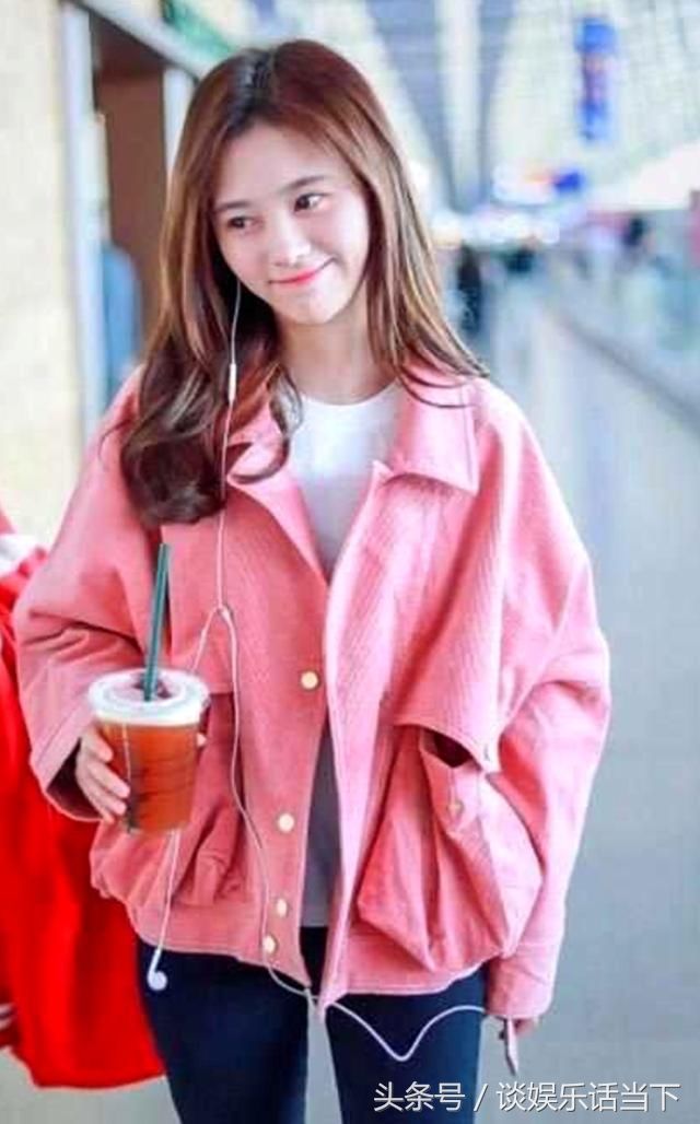 鞠婧祎简直了!穿小短裙不敢迈开腿，网友:一般人都不敢穿!