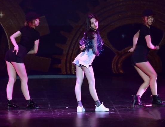 鞠婧祎故意把牛仔短裤剪烂，竟然还露出安全裤，网友：真疯狂