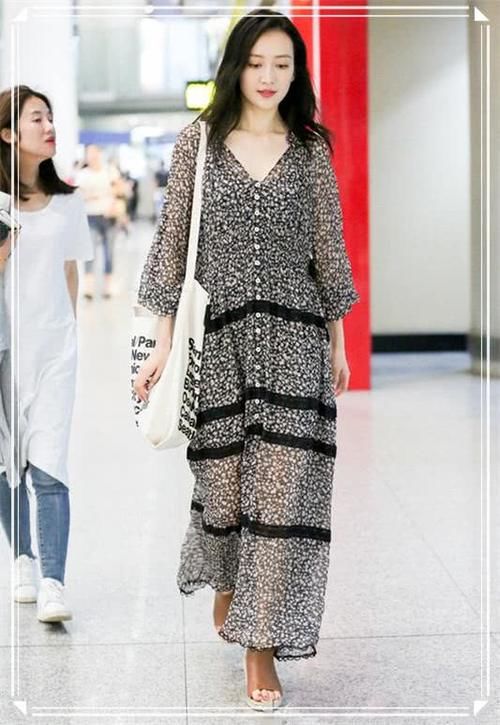 韩雪太强了！一条印花裙也能凹出性感范，网友：快教教王鸥吧！