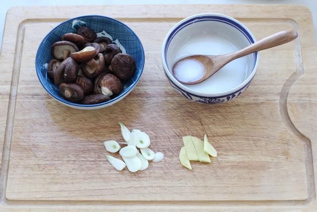  『鸡腿』一个鸡腿、一把香菇做成卤汁，嫩滑鲜美香喷喷，拌面条能吃两大碗