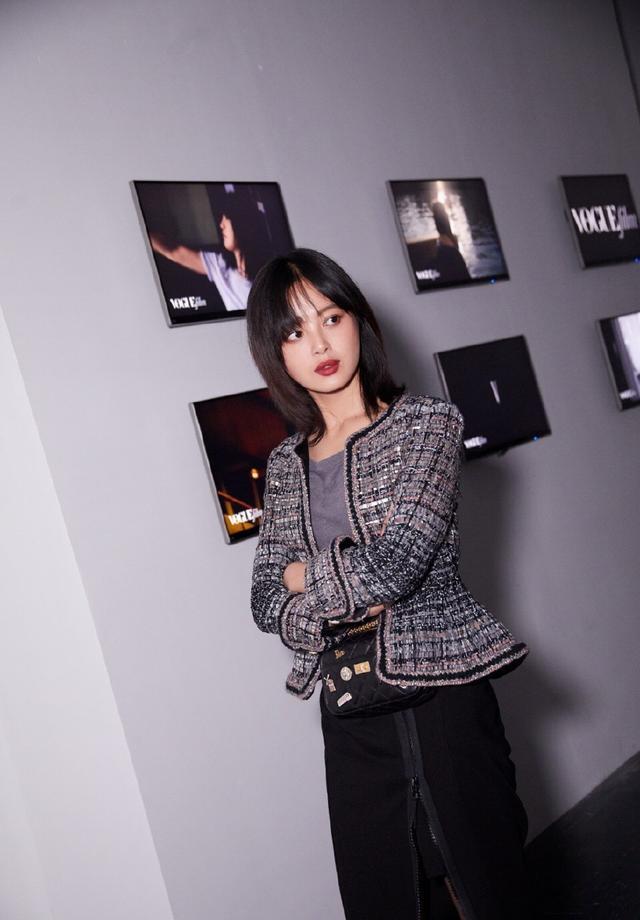 32岁辛芷蕾撞衫21岁关晓彤，同穿连衣裙，输了年龄赢了气质