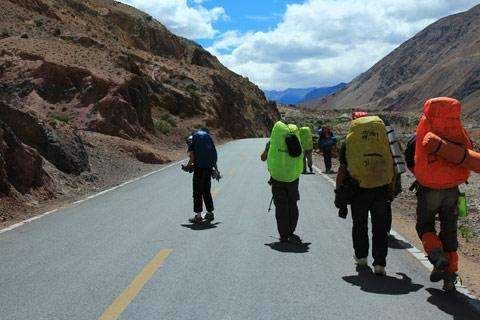 川藏线遇到穷游女求“混帐”，一定要小心!原因让男驴友受不了