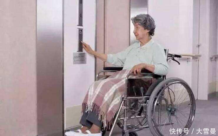  『电梯』为什么电梯里要放镜子 原因很多人不知道