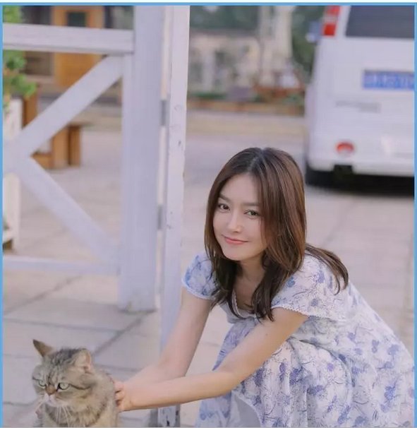 37岁秦岚穿印花裙撞上39岁陈乔恩，网友:女王和村姑差距一目了然