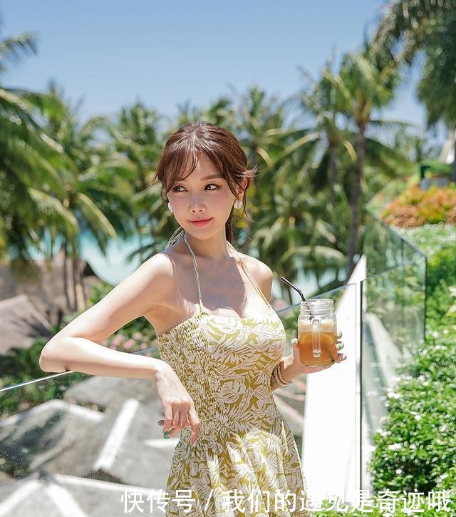 清凉吊带小姐姐，皮肤白嫩身材丰满，美妙韵味不言而喻！