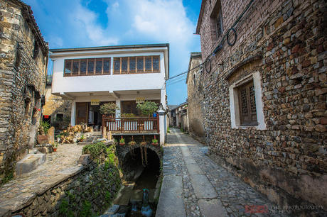 小山村800年未遭洪水，村中建明暗两溪，浩大地下工程令专家无解