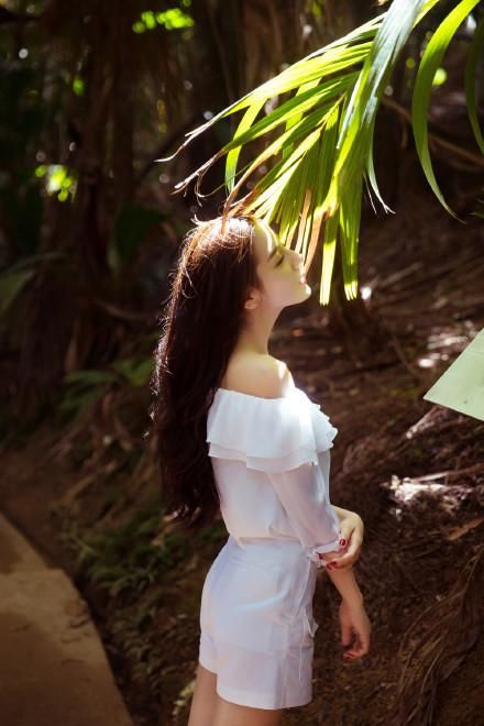 迪丽热巴穿条连体裤，里面的白色裤子看得一清二楚，可长点心吧