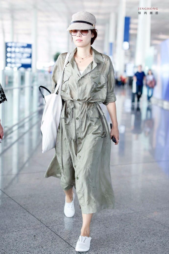 马伊琍这穿衣品味真不想说了，背心加拖鞋!网友:穿着舒服怎么了