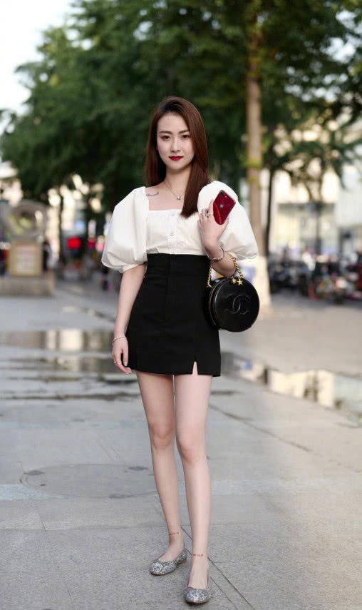 街拍：辣妈光滑大长腿，养眼惹人爱！