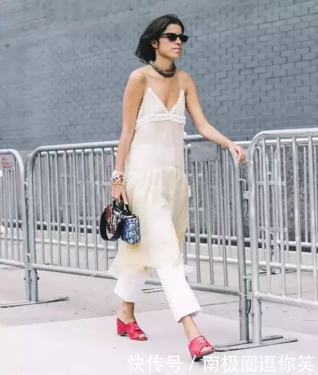 明星们的最新时尚，裙子搭裤子，你觉得好看吗？