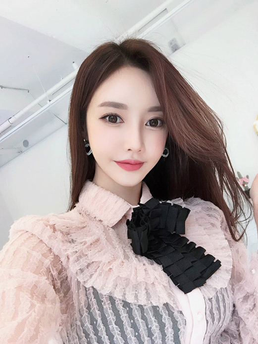 女神孙允珠，春晓熙梦浪漫蝴蝶结纺丝衬衫