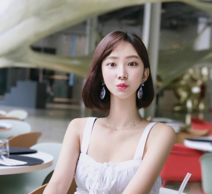 路人街拍,颜值高、身材好,这样的小姐姐喜欢吗