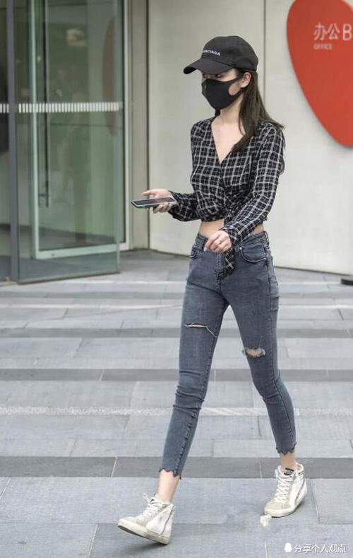 看似简单的紧身牛仔裤,却给人一种唯美的感觉