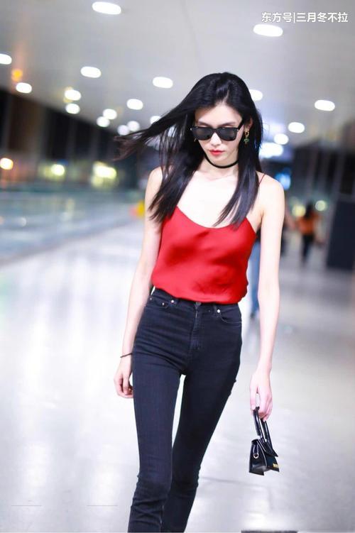 出街奚梦瑶让网友大饱眼福，小吊带红背心好嫉妒这样的性感身姿啊