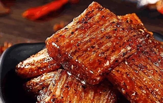 谣言有多可怕？周小玲“尸油”真相，还记得小时候吃过的辣条吗？