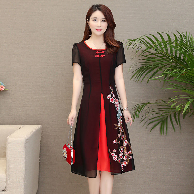 太惊艳了!敢穿旗袍的女人，一颦一笑都是迷人的风情