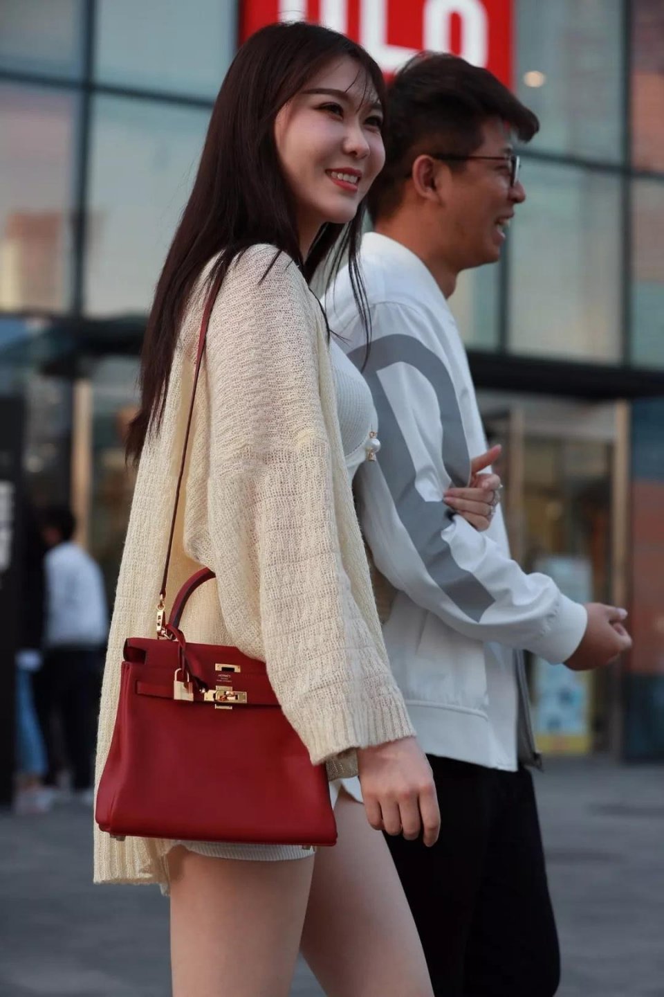 街拍：本以为连衣裙很迷人，看了穿紧身裤的姐姐，我被彻底征服了