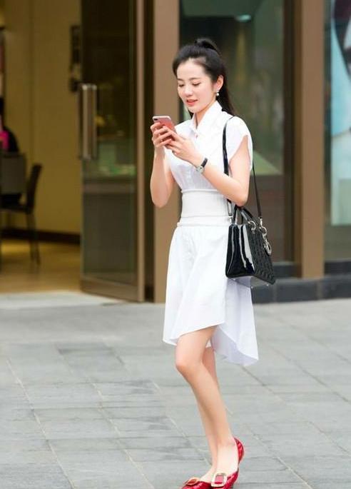  「气质」街拍：长发俏皮的美女，白色上衣配牛仔裤，时尚气质十足