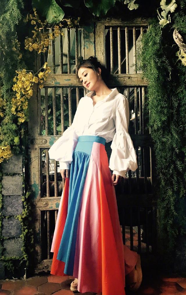 蔡卓妍字母T恤+吊带裙,回归青春美少女,网友:这次没得罪造型师