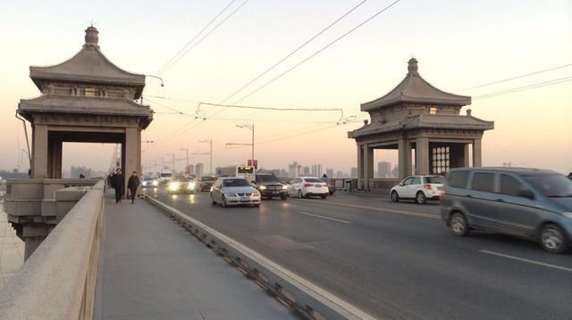  五十年■武汉最坚固大桥：60年被撞77次，百万铆钉无松动，还可