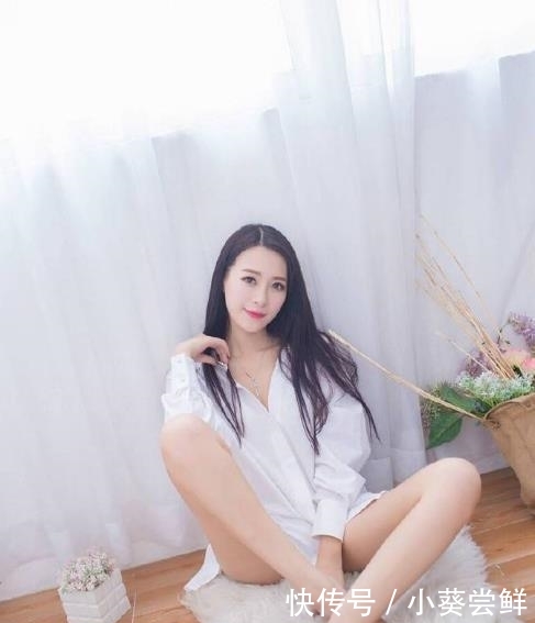  #穿出#一件简单的白衬衣，既能穿出慵懒又能穿出性感