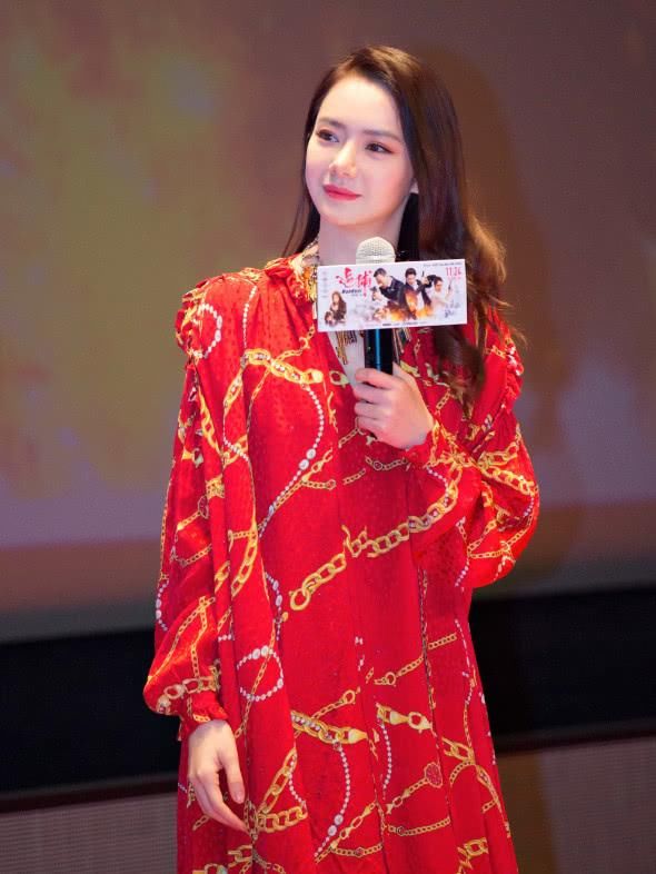 戚薇也陷时尚黑洞，红裙配绿色长袜是什么鬼，超级辣眼睛！