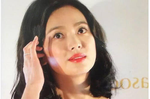 宋慧乔终于不再穿厚底鞋，36岁的她一身粉色裙子成为初恋，小蛮腰