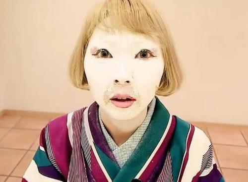 明明是个美女，化妆后都不敢出门