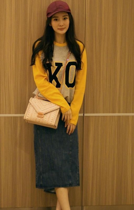 杨幂机场照挑战休闲风太成功，杨幂潇洒十足一转身裙子亮了