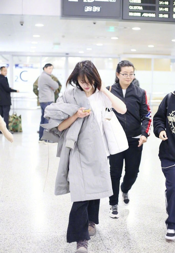 郑爽:素颜出现机场，身穿黑色T恤，素颜可是无人能比!