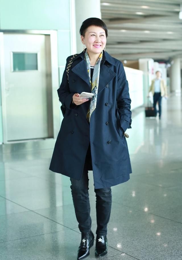 56岁张凯丽厉害了!穿T恤+短裤显小20岁,网友:大妈也可以很时尚