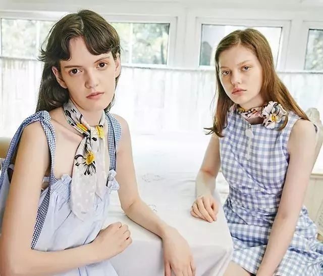 一条丝巾，拯救你无聊的穿搭