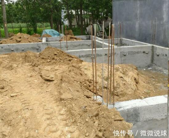 地基抬高1.2米惹不满，砸60万建三层，完工后邻居们无话可说