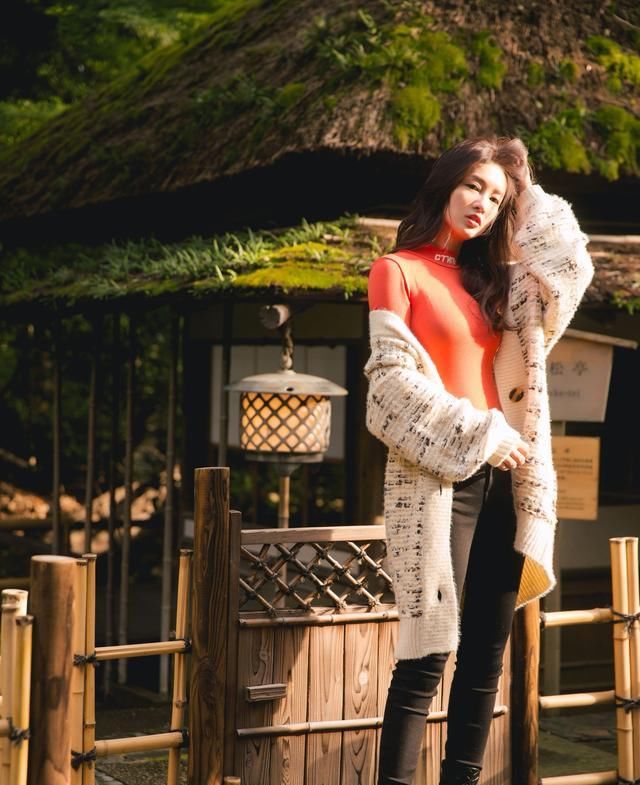  「长款针织小」女星们穿小香风外套,你被谁有惊艳到?