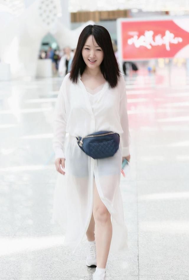 杨钰莹美得忘了年龄，穿薄纱防晒装仙气十足，网友：逆生长女神！