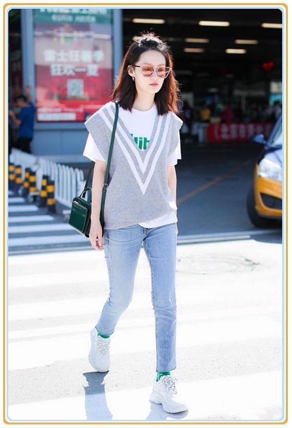 看了28岁李沁的仔裤，再看41岁陈数，网友：果然腿细就是资本！