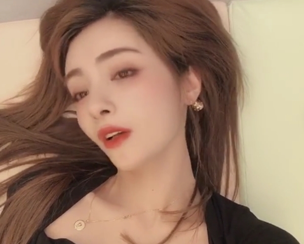 #婆婆#麦迪娜宅家晒美照,却被姜潮吐槽衣衫不整!婆婆送的项链太抢镜