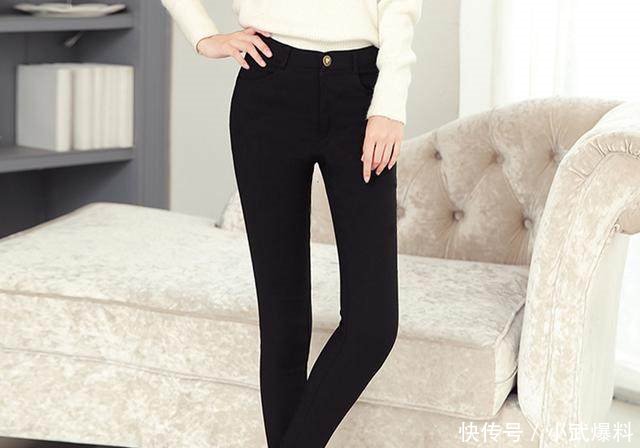 不要再穿土气的小脚裤了，今秋流行这样的打底裤，女人味十足
