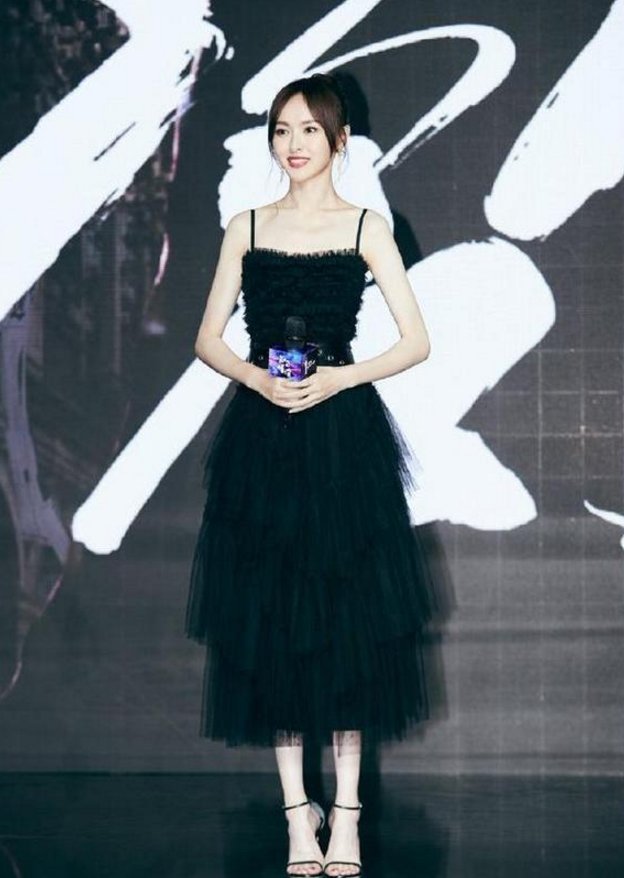 穿上黑色长裙的欧阳娜娜已经妩媚动人了,但看到唐嫣之后我沉默了