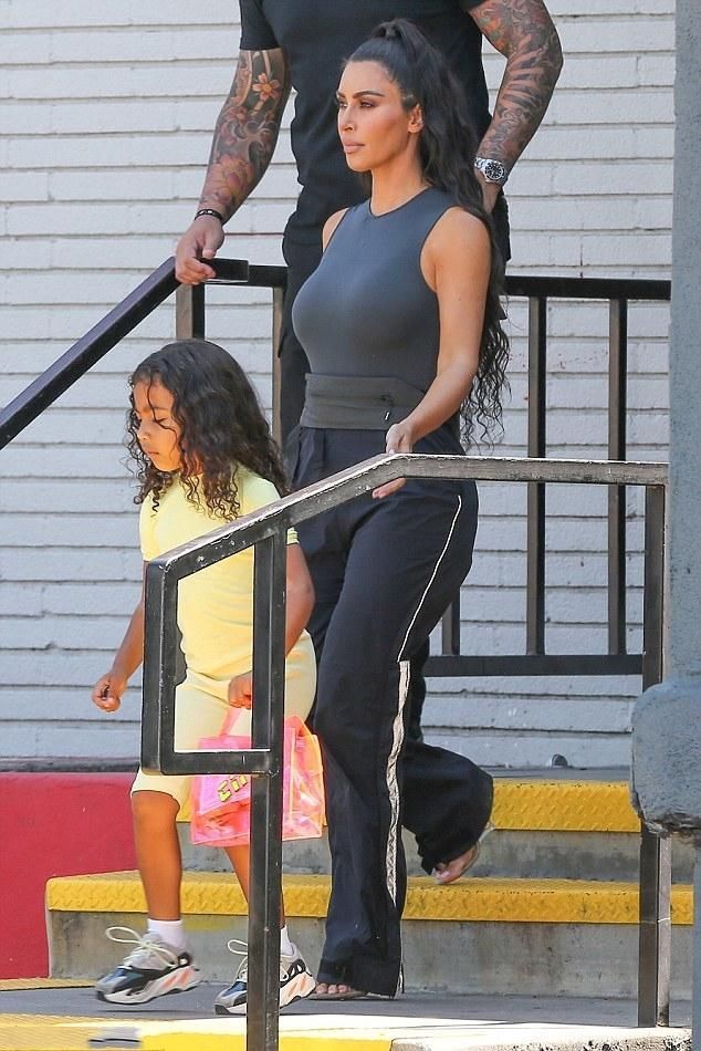 街拍:图1卡戴珊，穿休闲裤换风格?图5美女腿真长