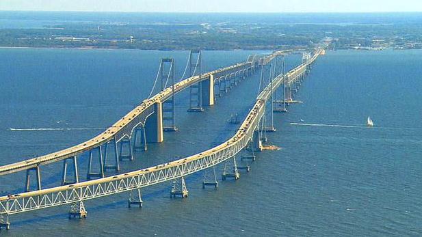 国外最“吓人”大桥，65米高不设路肩，发生意外就会坠入大海