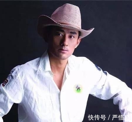  『依旧』51岁阿宝穿7年前演出服唱新歌，依旧比不过披上大衣的朱之文？