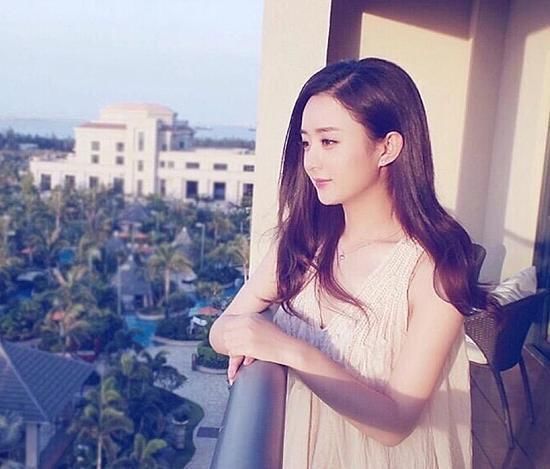 网上热议赵丽颖怀孕?当事人出席活动身穿修身连体裤力破谣言!