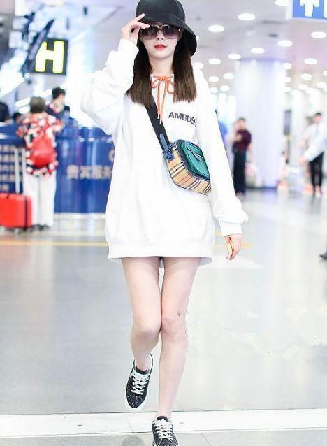 沈梦辰胆真大! 裤子短到腿根部也敢穿, 网友: 一般人谁敢这么穿