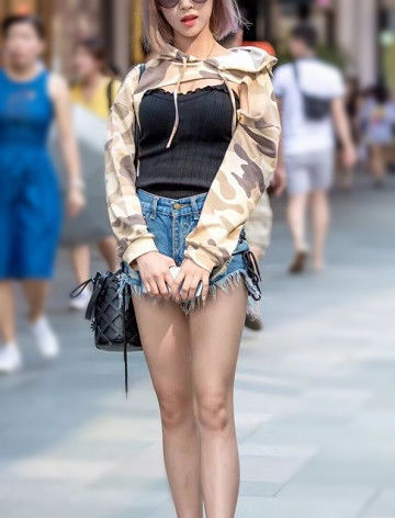  个性■街拍:温婉时尚的美女,穿出女神风格,尽显个性魅力!