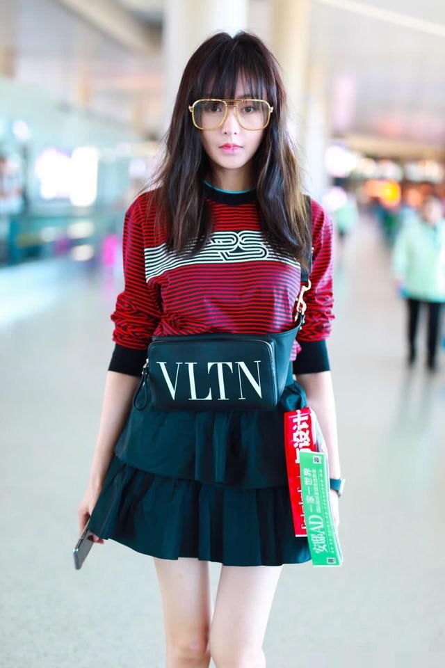 28岁的张天爱居然穿小姑娘的裙子，网友：像整容了一样