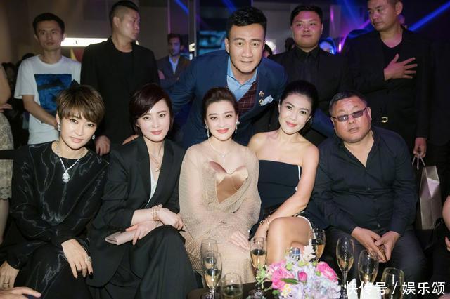 42岁的梅婷和蒋勤勤，年轻时美得难分胜负，如今同框一眼定输赢