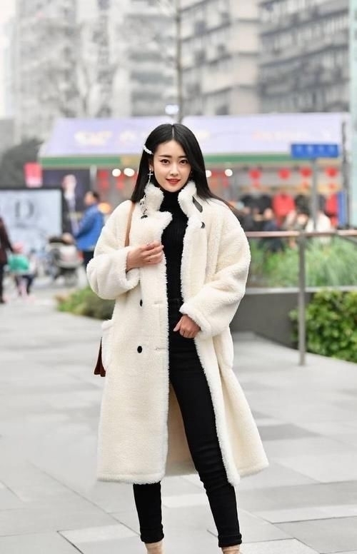 『 底裤』展现甜美气息，街拍：打底裤美女的搭配使得整体魅力提升